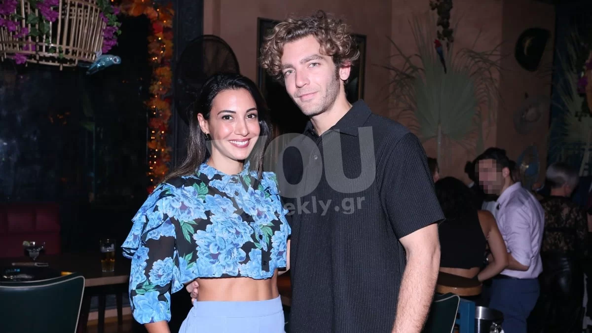 "Στόλισαν" μέχρι και τον σκύλο τους - Από ντισκομπάλες μέχρι και κάπκεικ έχουν βάλει στο χριστουγεννιάτικο δέντρο τους η Ευγενία Σαμαρά & ο Ποιμενίδης