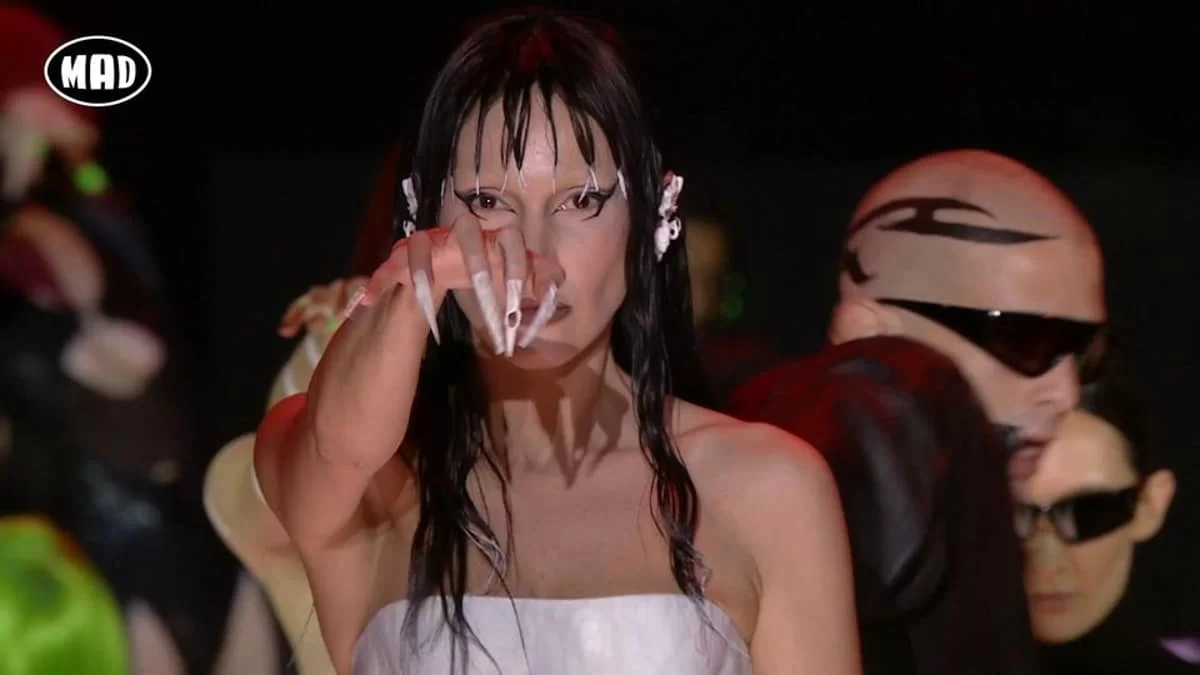 Ξύρισε το κεφάλι της πάνω στη σκηνή - Η εντυπωσιακή εμφάνιση της Τάμτα στο Madwalk 2022