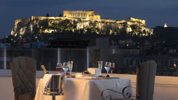 Ζήστε την μαγεία των γιορτών στο ξενοδοχείο ΤΙΤΑΝΙΑ, στην καρδιά της Αθήνας!