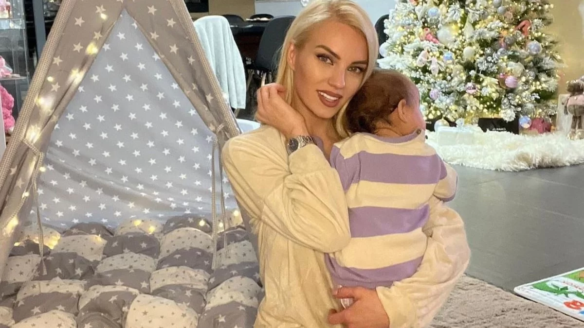 Συγκινημένη η Τζούλια Νόβα - Δημοσίευσε βίντεο με την κόρη της να κάνει τα πρώτα της βήματα