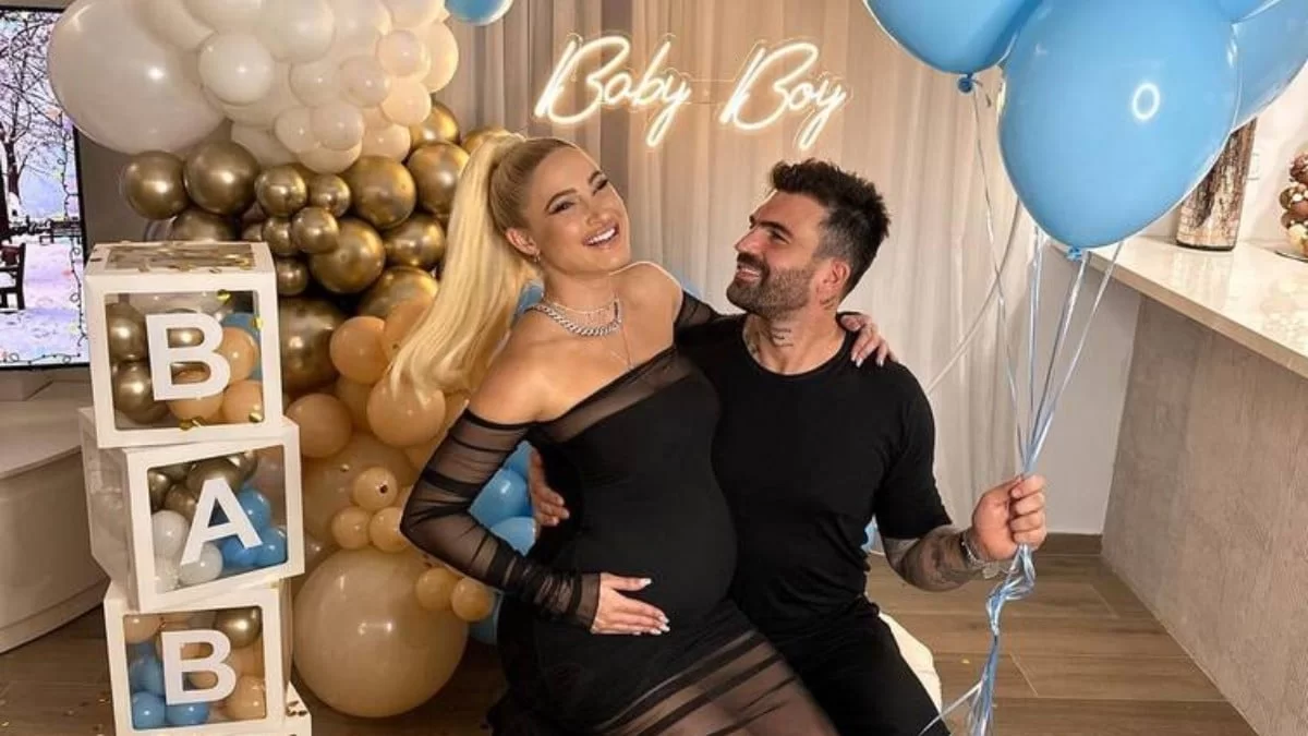 Εξαντλημένη αλλά πανευτυχής - Η πρώτη φωτογραφία της Ιωάννας Τούνη από το μαιευτήριο την ώρα που θηλάζει