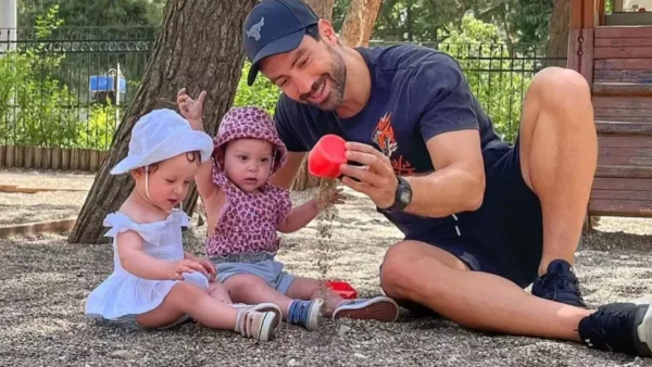 Κάνει τον γύρο του διαδικτύου - Το βίντεο του Σάκη Τανιμανίδη με τις κόρες του