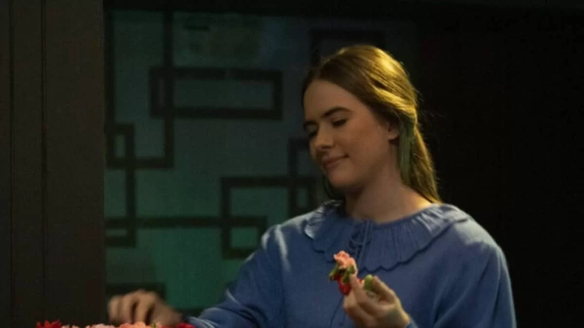 Αυτή η νύχτα μένει: Η Μυρτώ κατρακύλα μετά τον βιασμό της - Ντύνεται πρόστυχα και κατεβαίνει στα τραπέζια αντρών