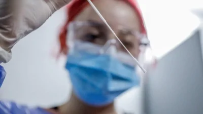 Ο ΕΟΔΥ κρούει τον κώδωνα του κινδύνου - Τεράστια αύξηση στον αριθμό των θυμάτων λόγω κορωνοϊού