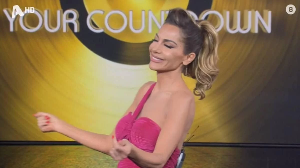 Με στενό & μίνι φούξια φόρεμα - Απαστράπτουσα η Δέσποινα Βανδή στο νέο επεισόδιο του Chart Show