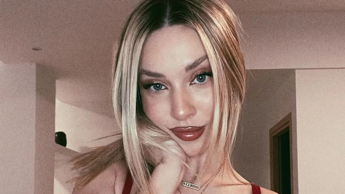 Γαρυφαλλιά Καληφώνη: Με μαύρο καρέ και αφέλειες - Αγνώριστη η σύντροφος του Χρήστου Μάστορα