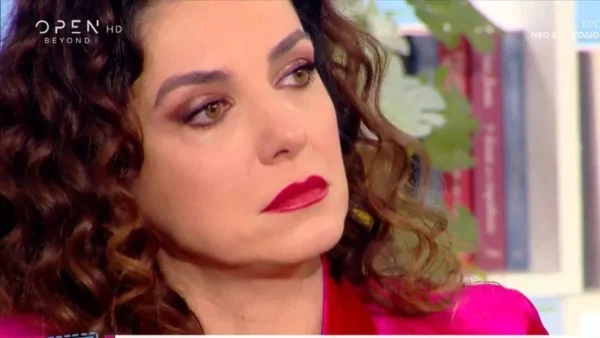 «Δεν θέλω να μιλήσω πολύ για...» - Τσακισμένη ψυχολογικά η Φωτεινή Δάρρα στο πλατό του Open Weekend
