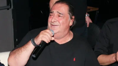 Τρομακτικά αδύνατος με γκρίζο μαλλί και μούσια - Η εικόνα του Βασίλη Καρρά μετά το χειρουργείο