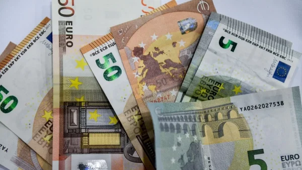 Αυξάνεται ο κατώτατος μισθός - Πότε θα ξεκινήσει και ποια θα είναι η βάση