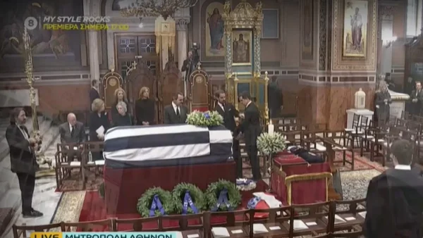 Κηδεία τέως βασιλιά Κωνσταντίνου: Η συγκινητική στιγμή που οι γιοι του τοποθετούν στο φέρετρο το στεφάνι που έστειλε η σύζυγός του,  Άννα Μαρία