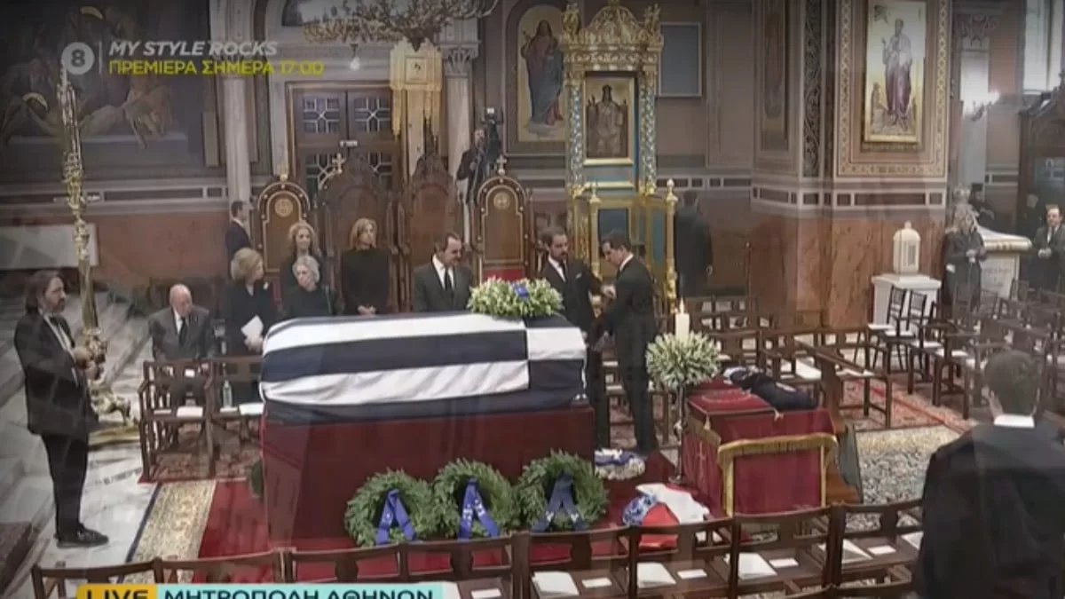Κηδεία τέως βασιλιά Κωνσταντίνου: Η συγκινητική στιγμή που οι γιοι του τοποθετούν στο φέρετρο το στεφάνι που έστειλε η σύζυγός του,  Άννα Μαρία