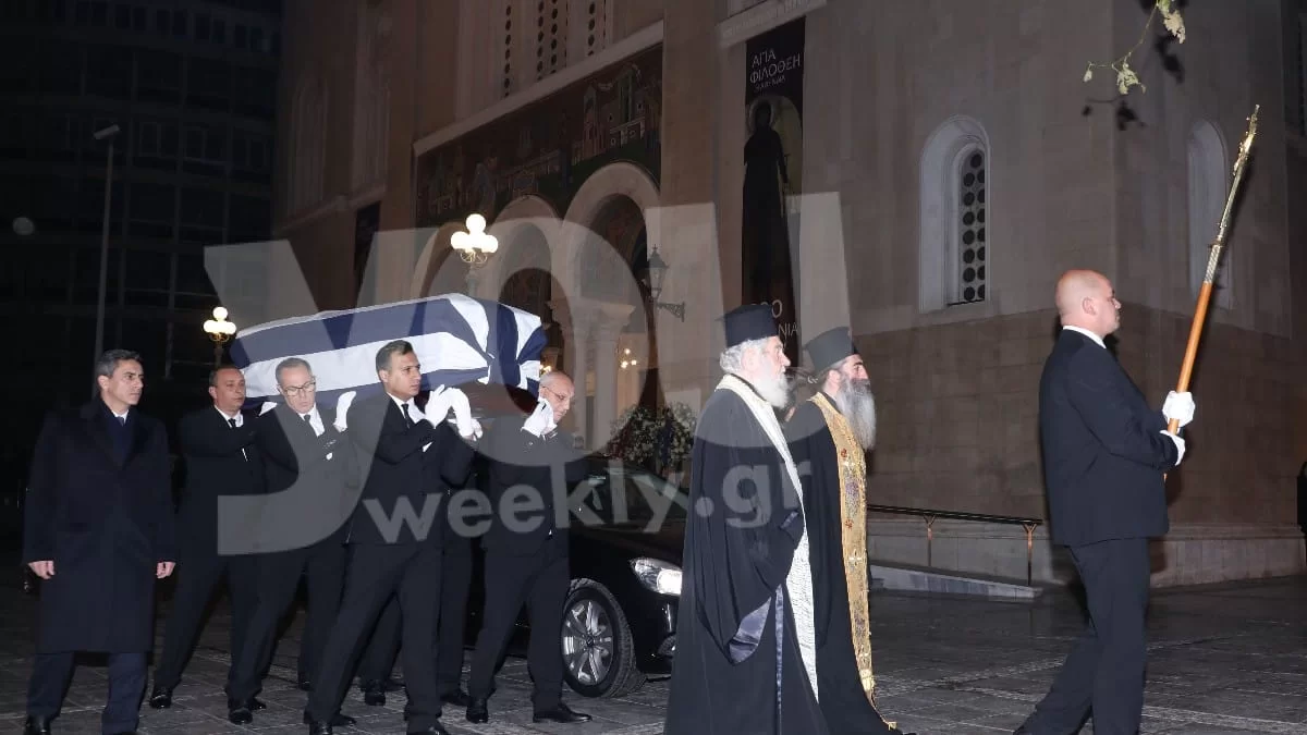 Κηδεία Τέως Βασιλιά Κωνσταντίνου: Ξεκίνησε το λαϊκό προσκύνημα - Η στιγμή που η σορός του φτάνει στη Μητρόπολη Αθηνών