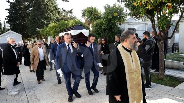 Θρήνος στην κηδεία του Ερρίκου Ανδρέου - Χωρίς της σύζυγό του, Νόρα Βαλσάμη