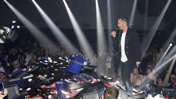 Μετά τον Μάστορα και ο Κωνσταντίνος Αργυρός: «Μαρίνα!» - Το περιστατικό πάνω στη σκηνή με τη σύντροφό του