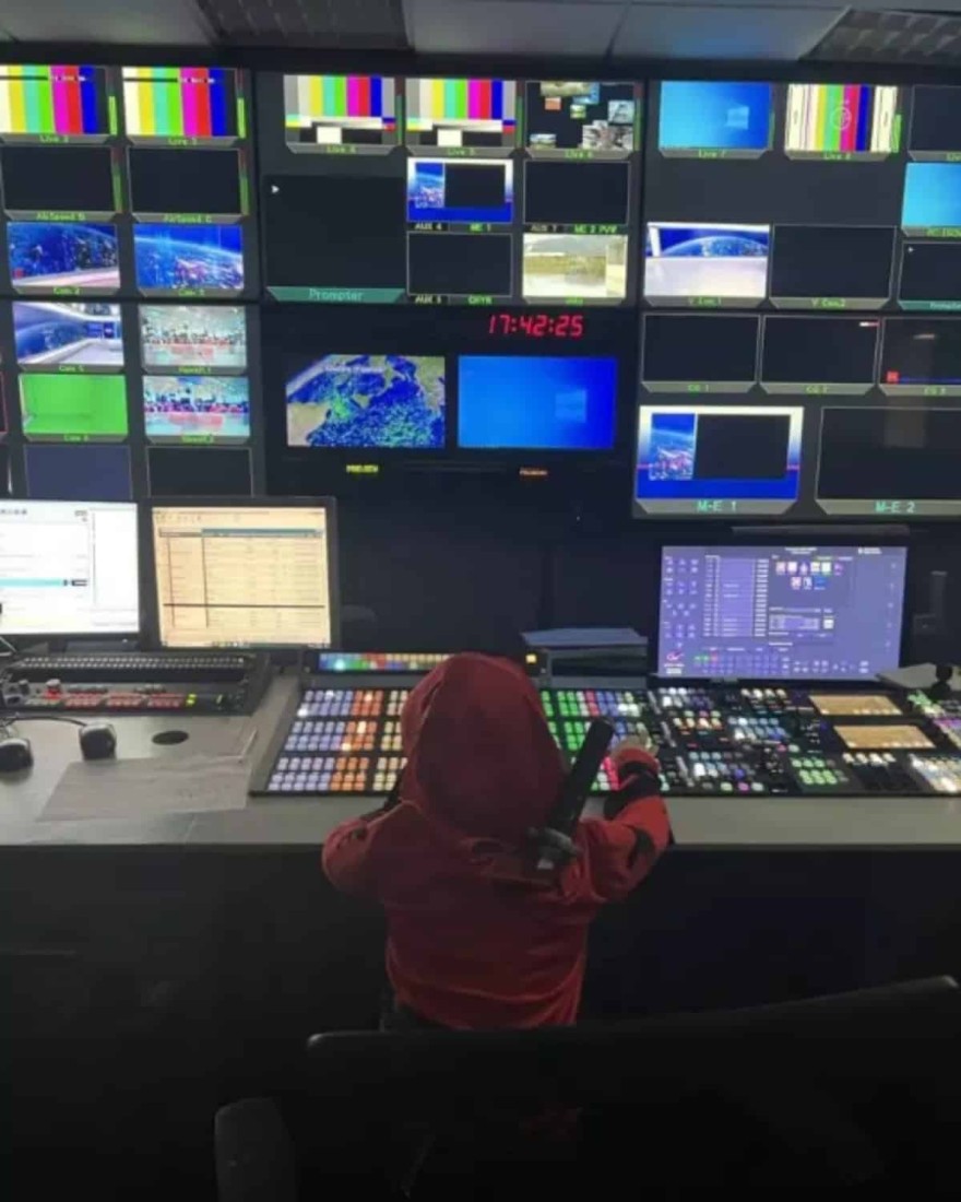 Η φωτογραφία της Σίας Κοσιώνη με τον γιο της στις εγκαταστάσεις του ΣΚΑΙ 