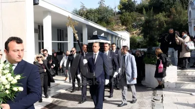 ''Σπαραγμός'' στην κηδεία του Νίκου Ξανθόπουλου -  Υποβασταζόμενη η γυναίκα του