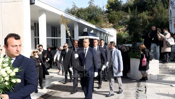 ''Σπαραγμός'' στην κηδεία του Νίκου Ξανθόπουλου -  Υποβασταζόμενη η γυναίκα του