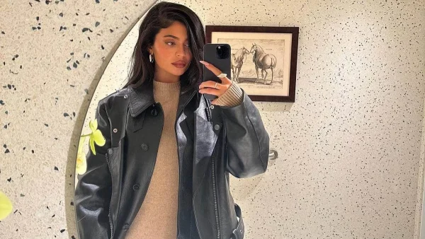 Δεν είχαμε δει ξανά το πρόσωπό του - Η τρυφερή φωτογραφία της Kylie Jenner αγκαλιά με το γιο της