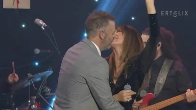 Ασυγκράτητοι Χρήστος Λούλης και Έμιλυ Κολιανδρή - Το καυτό φιλί τους στο εορταστικό πρόγραμμα του Σπύρου Παπαδόπουλου