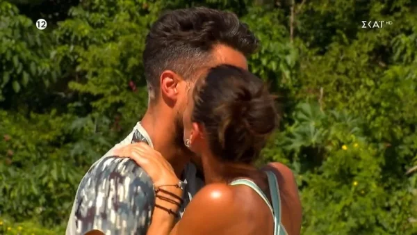 Survivor All Star: «Πολλά χρόνια καψούρα» - Έτρεξε να φιλήσει τον Σάκη μπροστά σε όλους η Μαριαλένα Ρουμελιώτη