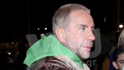 Με ξανθιά περούκα και μεγάλα γυαλιά - Κάνει το γύρο του διαδικτύου το βίντεο με το Μαζωνάκη ντυμένο γυναίκα