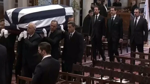 Κηδεία τέως βασιλιά Κωνσταντίνου: Έφτασε στη Μητρόπολη η σορός του - Καταχειροκροτήθηκε από τον κόσμο