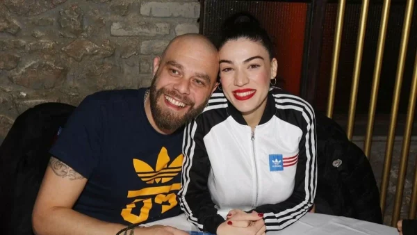 Μπροστά από το χριστουγεννιάτικο δέντρο του σπιτιού τους - Η σπάνια φωτογραφία της Ήβης Αδάμου με τον Μιχάλη Κουϊνέλη και την κόρη τους