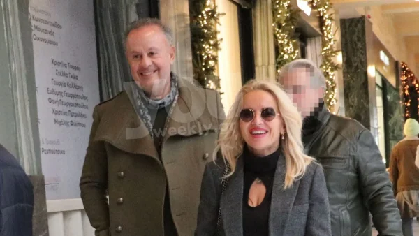 Χωρίς μακιγιάζ με τα μαλλιά πιασμένα σε ατημέλητο κότσο - Η σπάνια δημόσια εμφάνιση της Μαρίας Μπεκατώρου στο πλευρό του Αντώνη Αλεβιζόπουλου