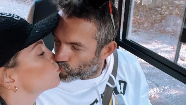 Διακοπές σε επίγειο παράδεισο - Χαμογελαστή στην αγκαλιά του Μιχόπουλου η Αθηνά Οικονομάκου