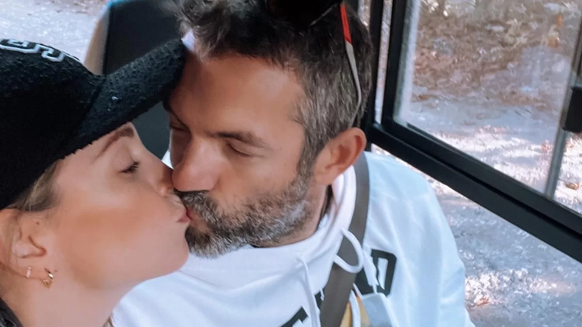 Διακοπές σε επίγειο παράδεισο - Χαμογελαστή στην αγκαλιά του Μιχόπουλου η Αθηνά Οικονομάκου