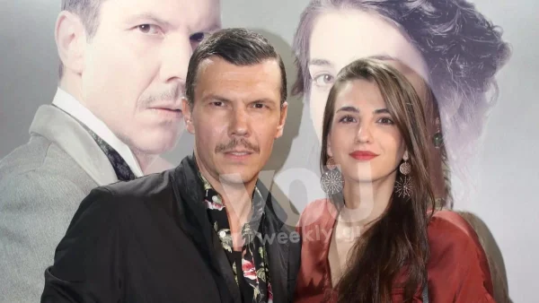 Τον κοιτάει και "λιώνει" - Τα τρυφερά τετ α τετ της Αναστασίας Παντούση με τον Ιωάννη Παπαζήση σε σπάνια έξοδό τους