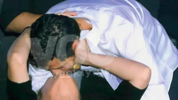 Γενέθλια για τον Σάκη Ρουβά: Η πραγματική του ηλικία και τα καυτά φιλιά της Ζυγούλη μπροστά στα μάτια όλων