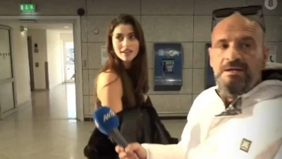 «Ούτε να το σκέφτεσαι!»: Η έντονη ενόχληση του Σαμπάνη στο αεροδρόμιο - Αμήχανη η Σαρρή