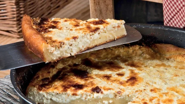 Τραγανή και ζουμερή ταυτόχρονα: Η απόλυτη συνταγή για διπλή τεμπελόπιτα