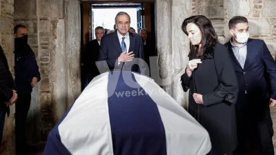 Κηδεία τέως Βασιλιά Κωνσταντίνου: Έφτασε στο Τατόι η σορός για την ταφή του - Οι γιοί και τα εγγόνια του σήκωσαν το φέρετρο