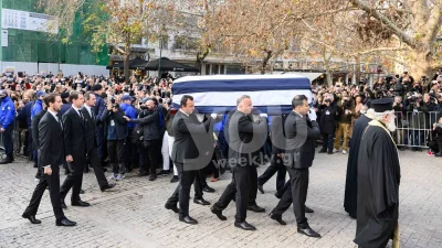 Κηδεία Τέως Βασιλιά Κωνσταντίνου: Τον αποχαιρέτησαν τραγουδώντας τον Εθνικό Ύμνο - Ανατριχιάζουν τα στιγμιότυπα από την τελευταία του κατοικία
