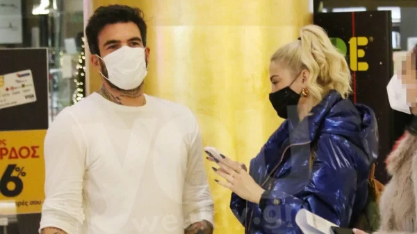 Σκεπτική με κουκούλα και χωρίς να θέλει να φαίνεται στο βίντεο η Τούνη - Η πρώτη μεγάλη βόλτα του Ακλεξάνδρου με το μωρό