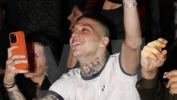 Με βινύλ κολάν και ασημί σακάκι - Τα ''έσπασε'' στα μπουζούκια ο Trannos με τη μητέρα του