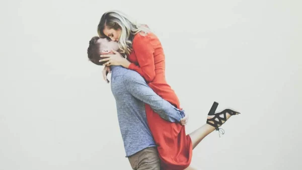 Ένα ζευγάρι που φιλιέται