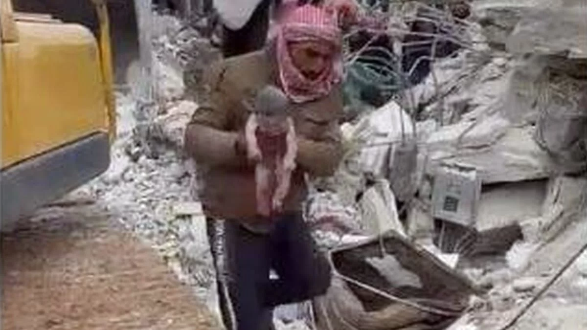 Σεισμός στην Τουρκία: Ανατριχιαστικό - Μωρό γεννήθηκε μέσα στα συντρίμμια στο Χαλέπι της Συρίας (Βίντεο)