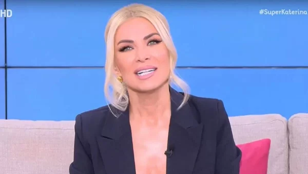 Με νυφικό στον αέρα του ALPHA η Κατερίνα Καινούργιου: «Χωράει και το στήθος μου» - Άφωνοι στο πάνελ με την έκπληξη που "έσκασε"