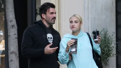 Η πρώτη βόλτα με το μωρό στα μαγαζιά - Η Τούνη αποθέωνε τον Αλεξάνδρου όσο έσπρωχνε το καρότσι