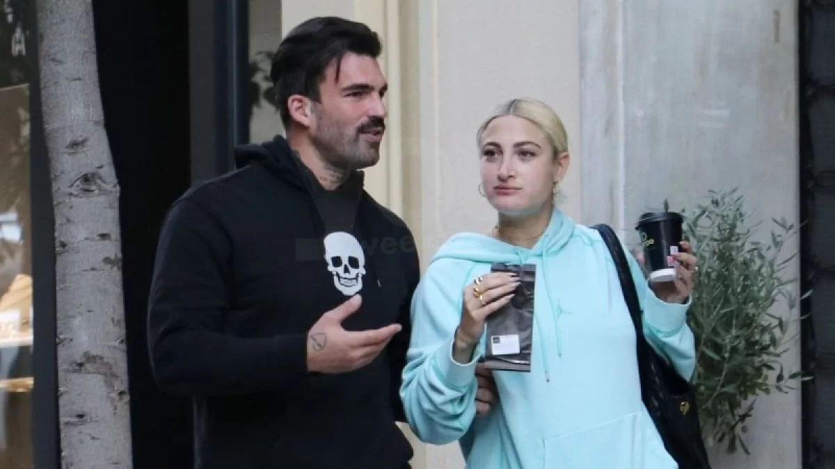 Η πρώτη βόλτα με το μωρό στα μαγαζιά - Η Τούνη αποθέωνε τον Αλεξάνδρου όσο έσπρωχνε το καρότσι