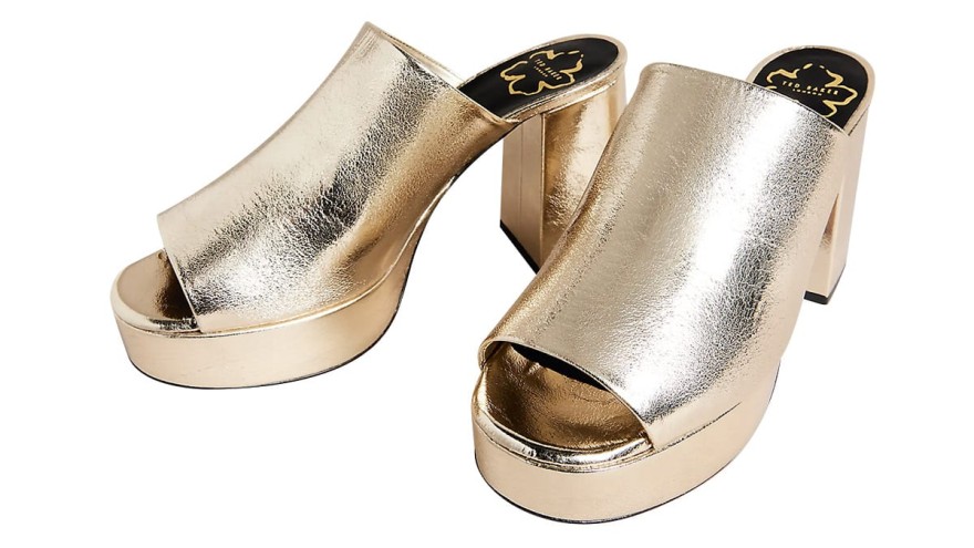 Τα πέδιλα του χειμώνα: «Άσχημα» και «χοντροκομμένα» αλλά πρώτα σε πωλήσεις!