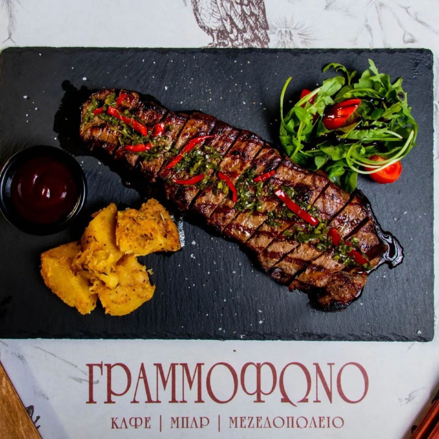 Γραμμόφωνο: Που βρίσκεται το πιο παραδοσιακό μεζεδοπωλείο που σε μεταφέρει σε άλλη εποχή