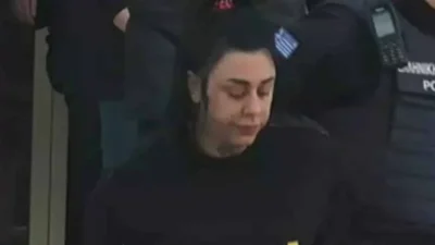 Με χειροπέδες στα χέρια και σκυμμένο το κεφάλι - Οι πρώτες δηλώσεις της Super Κικής μέσα από το κρατητήριο