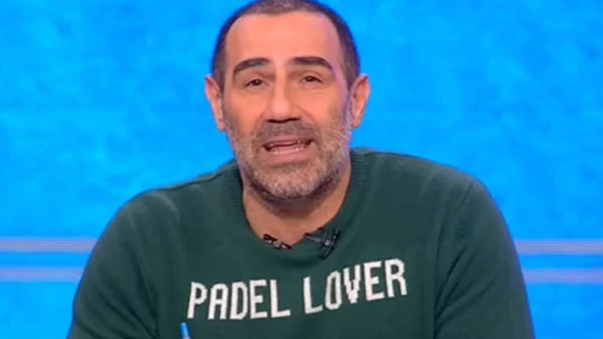 «Όταν ο Μπισμπίκης κάπνισε ένα τσιγάρο τα ανόητα ΜΜΕ...» - Πυρ και μανία ο Αντώνης Κανάκης στον αέρα του ΑΝΤ1