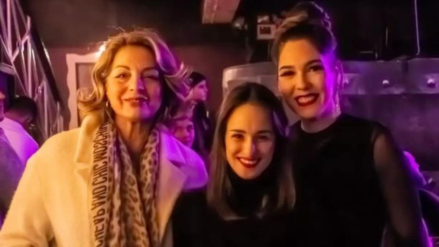 Η Άντζελα Γκερέκου μαζί της κόρη της Μαρία, σε βραδινή έξοδο