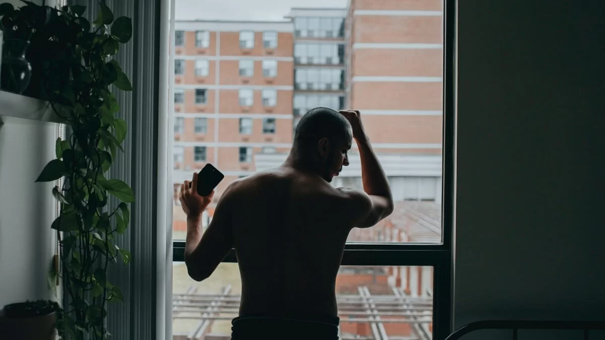 «Ανακάλυψα ότι η σύντροφός μου μιλά μέσω internet με έναν άγνωστο άντρα»