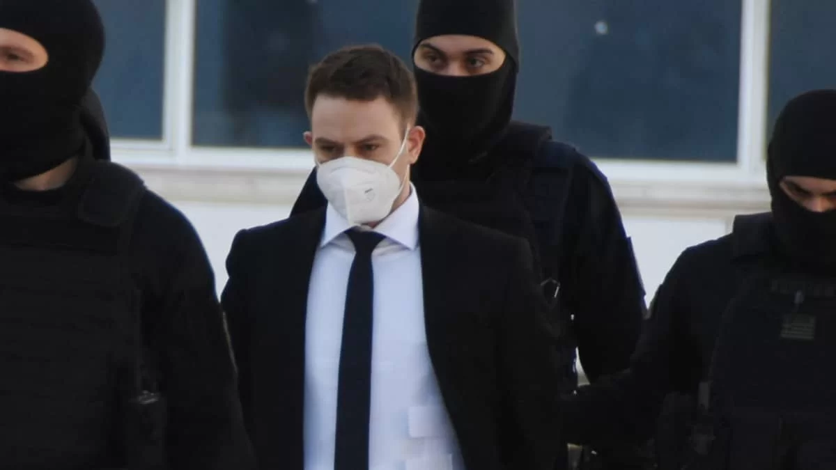 Ξεκινά η δίκη - Στην Ευελπίδων ο Μπάμπης Αναγνωστόπουλος υπό δρακόντεια μέτρα